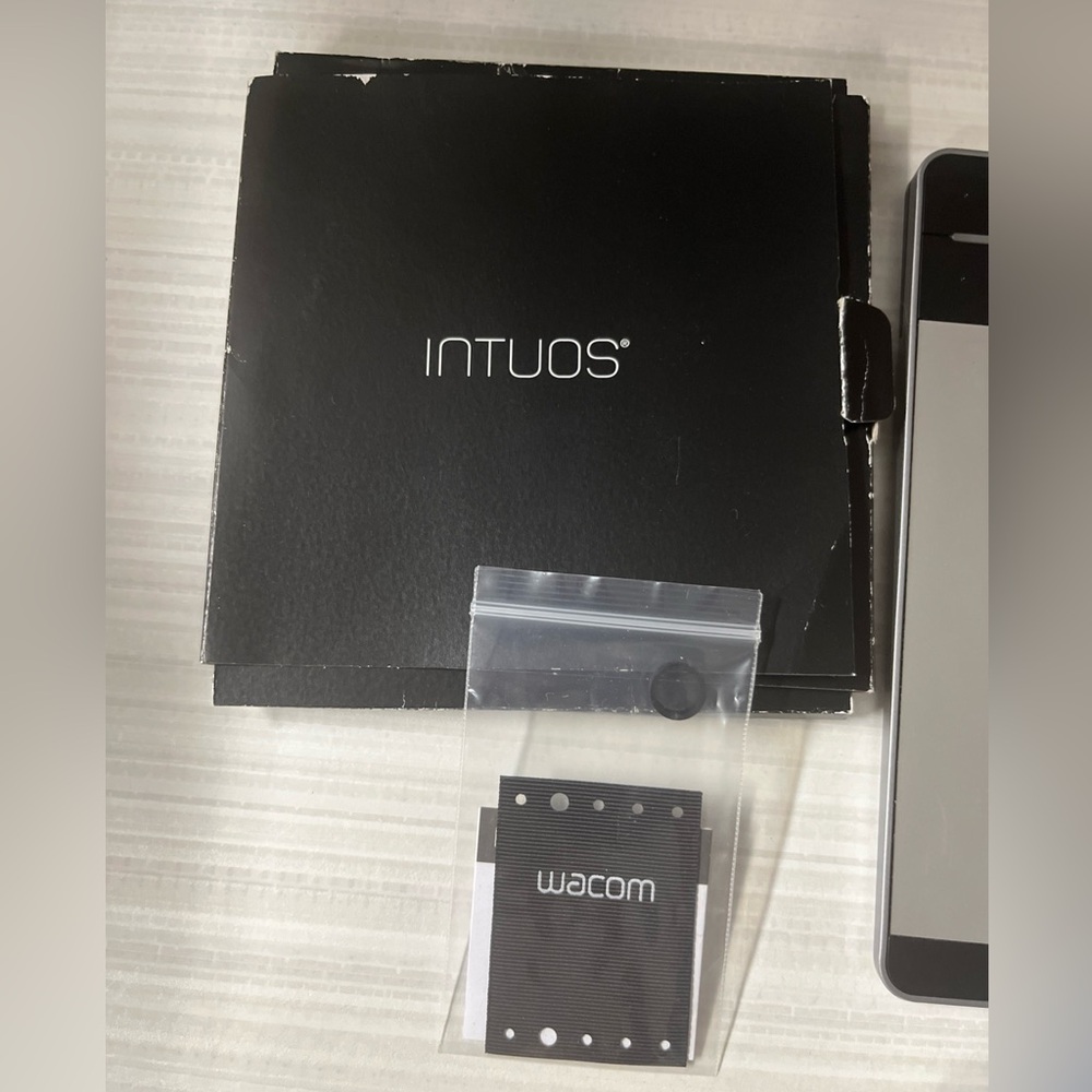 Wacom CTH-480 Intuos Small Creative Pen & Touch Tablet - Picture 2 of 8